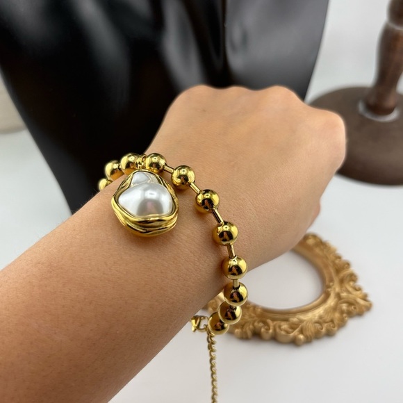 Gold Beaded Necklace with Baroque Pearl Pendant ✨ - Picture 6 of 12